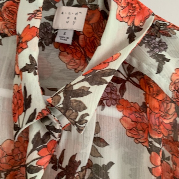 Button down blouses - Picture 2 of 6